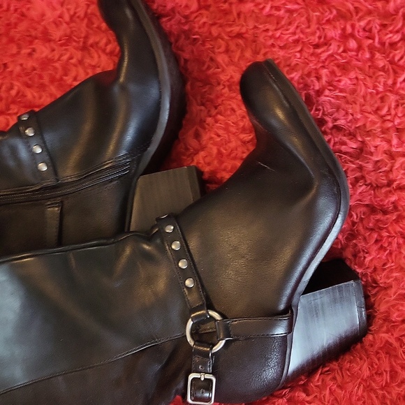 Stylish Black Leather Women's Boots - Picture 2 of 7